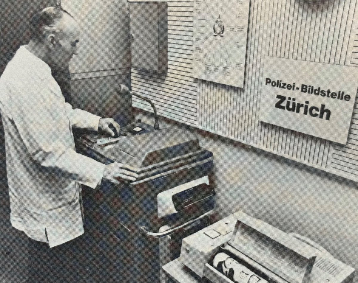 #kapogestern: Die Inbetriebnahme der Bildübermittlung erfolgte im Jahr 1971 - anwesend war Bundesrat Ludwig von Moos und der deutsch Bundesminister H.-D- Gentscher. Damals lief die Bildübermittlung via Fernamt Zürich oder PTT vorerst mit dem BKA Wiesbaden.