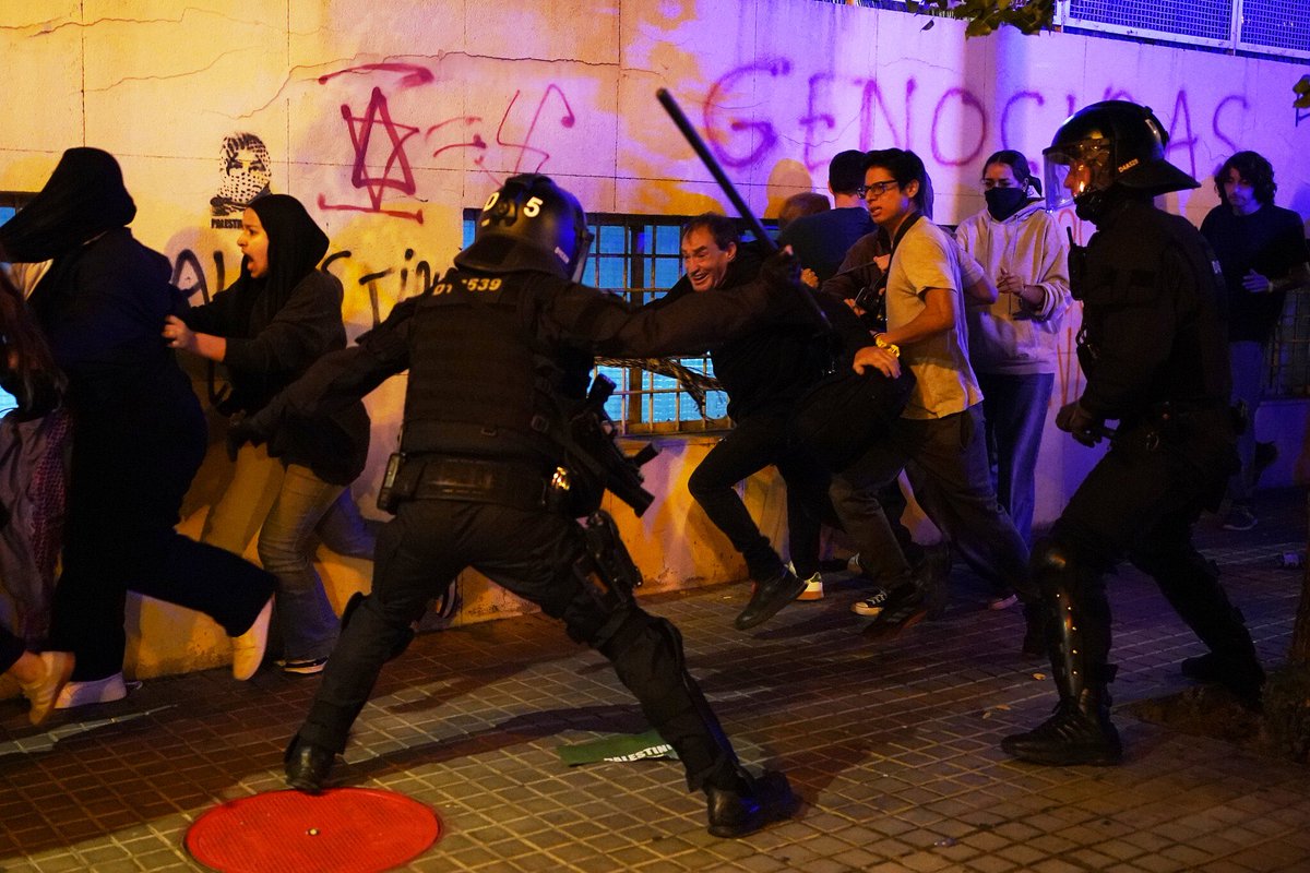 HenMazzig's tweet image. PROTESTERS HUNT HAPOEL JERUSALEM IN SPAIN 🇪🇸
Last night, after Hapoel Jerusalem’s EuroCup game in Barcelona, around 2,000 Free Palestine protesters gathered outside the team’s hotel, blocking access and forcing the players to move under heavy security, including a police escort…