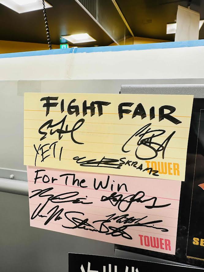TOWER_Namba's tweet photo. 【#FightFair / #ForTheWin】

来日大阪公演はいよいよ本日10/16(木)💪
ライブの前に訪店して頂きましたー！！
コメントカード書いて頂きました✍️

展開場所に掲示してますので、
この後の難波BEARSでのライブに行かれる方は
是非ライブ後にお立ち寄り下さい⚡️ https://t.co/QlJCBAgZCL