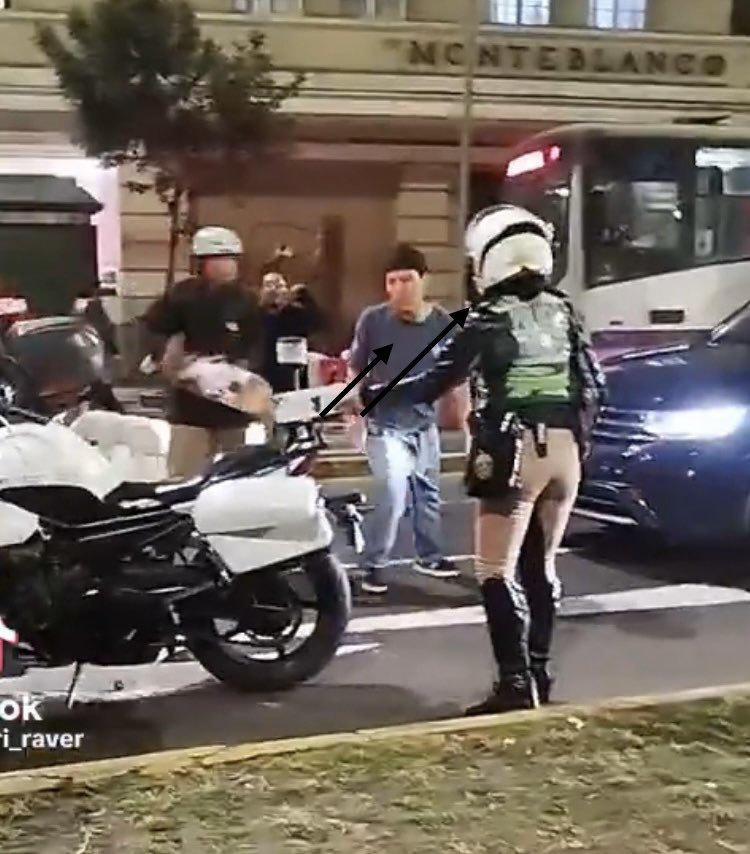 <a href="/alvarosarco/">Álvaro Sarco 🇵🇪</a> Hay qué identificar al sujeto de polo celeste qué atentó contra la policía  <a href="/Renzo_Reggiardo/">Renzo Reggiardo</a> <a href="/PoliciaPeru/">Policía Nacional del Perú</a>