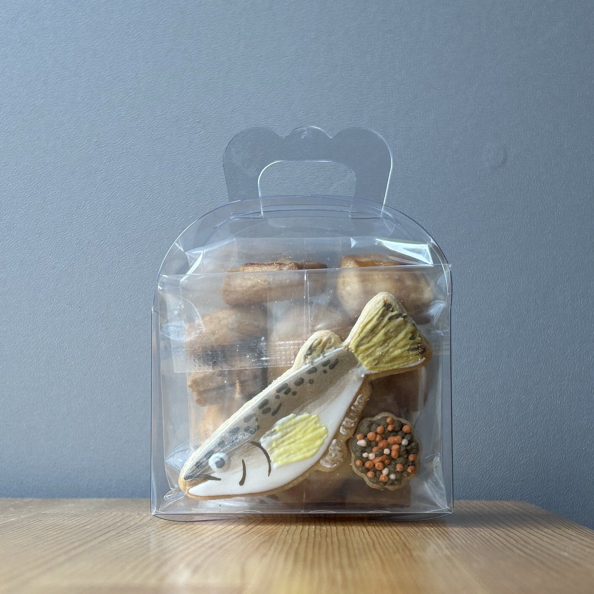 ozimoncamera's tweet image. #ユカリロ編集部 として参加させていただきます📚私たちが制作したリトルプレスはもちろん〝秋田といえば◯◯ ”を具現化したかわいいクッキー、我々が愛してやまない木能実さんのナッツシリーズもお持ちしますよ〜！　#homeworkvillage で僕と握手🤝　秋田をまんなかに、交流しましょう🙌