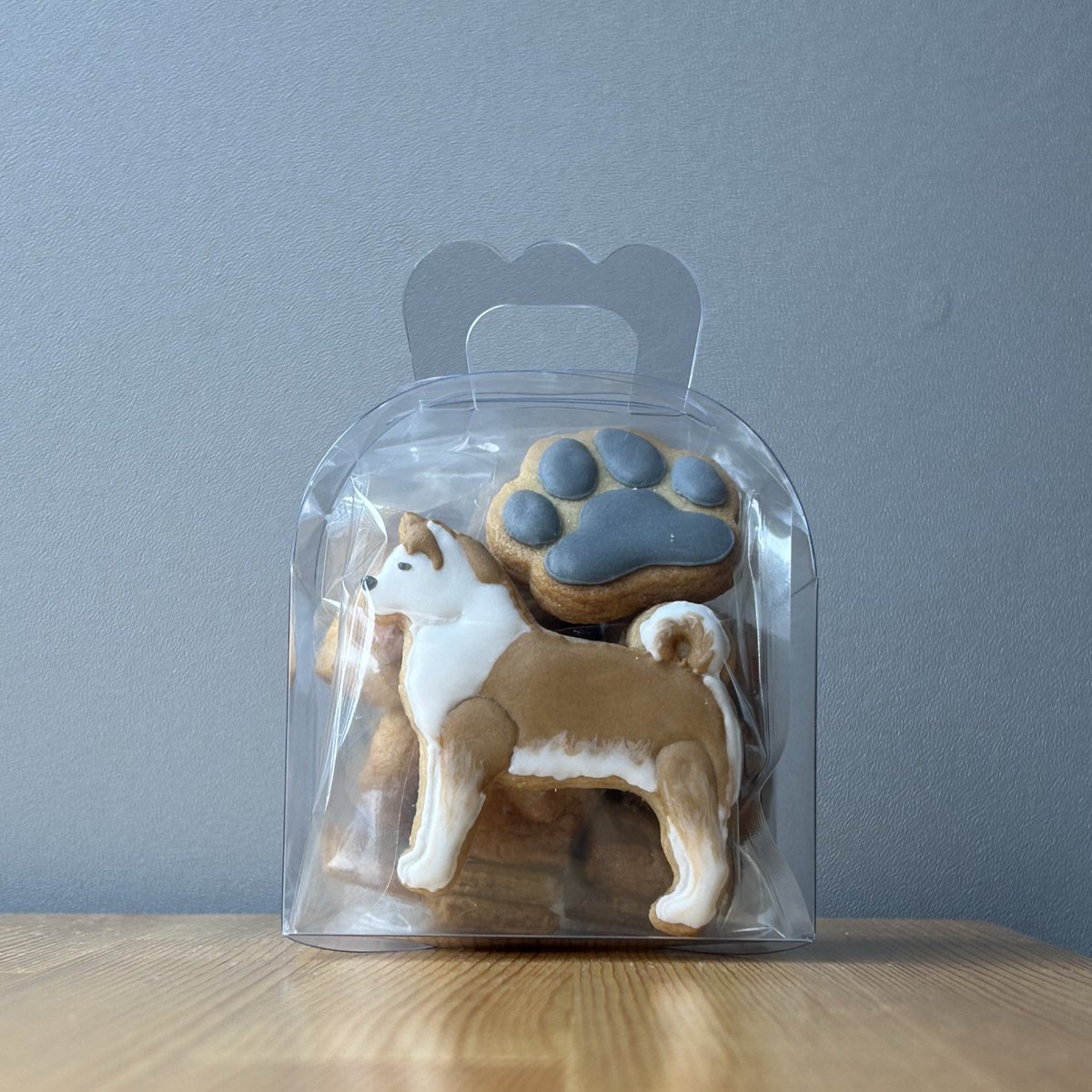 ozimoncamera's tweet image. #ユカリロ編集部 として参加させていただきます📚私たちが制作したリトルプレスはもちろん〝秋田といえば◯◯ ”を具現化したかわいいクッキー、我々が愛してやまない木能実さんのナッツシリーズもお持ちしますよ〜！　#homeworkvillage で僕と握手🤝　秋田をまんなかに、交流しましょう🙌