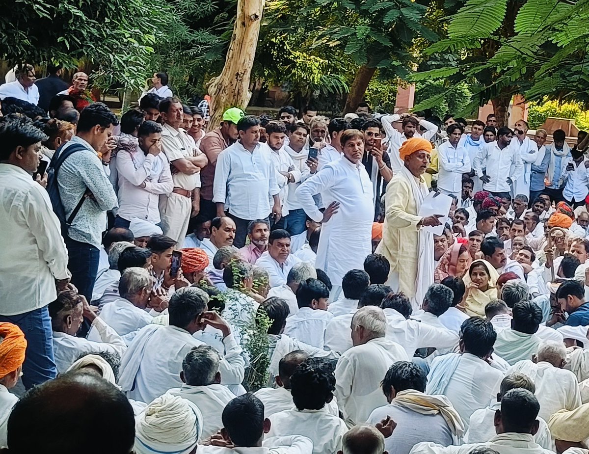 MBC Youth Federation (@mbcfedration) on Twitter photo करौली सिटी पार्क में सर्वसमाज द्वारा करौली धौलपुर टाइगर रिजर्व के विरोध में आज सभा आयोजित की गई एवं जिला कलेक्टर को पूर्व मंत्री <a href="/rameshmeena63/">Ramesh Meena</a> जी के नेतृत्व में ज्ञापन दिया गया!
राज्य सरकार द्वारा गांवों को विस्थापन करने की प्रक्रिया अनुचित है ये मातृभूमि है हमारी जिसे हम करौली सिटी पार्क में सर्वसमाज द्वारा करौली धौलपुर टाइगर रिजर्व के विरोध में आज सभा आयोजित की गई एवं जिला कलेक्टर को पूर्व मंत्री <a href="/rameshmeena63/">Ramesh Meena</a> जी के नेतृत्व में ज्ञापन दिया गया!
राज्य सरकार द्वारा गांवों को विस्थापन करने की प्रक्रिया अनुचित है ये मातृभूमि है हमारी जिसे हम