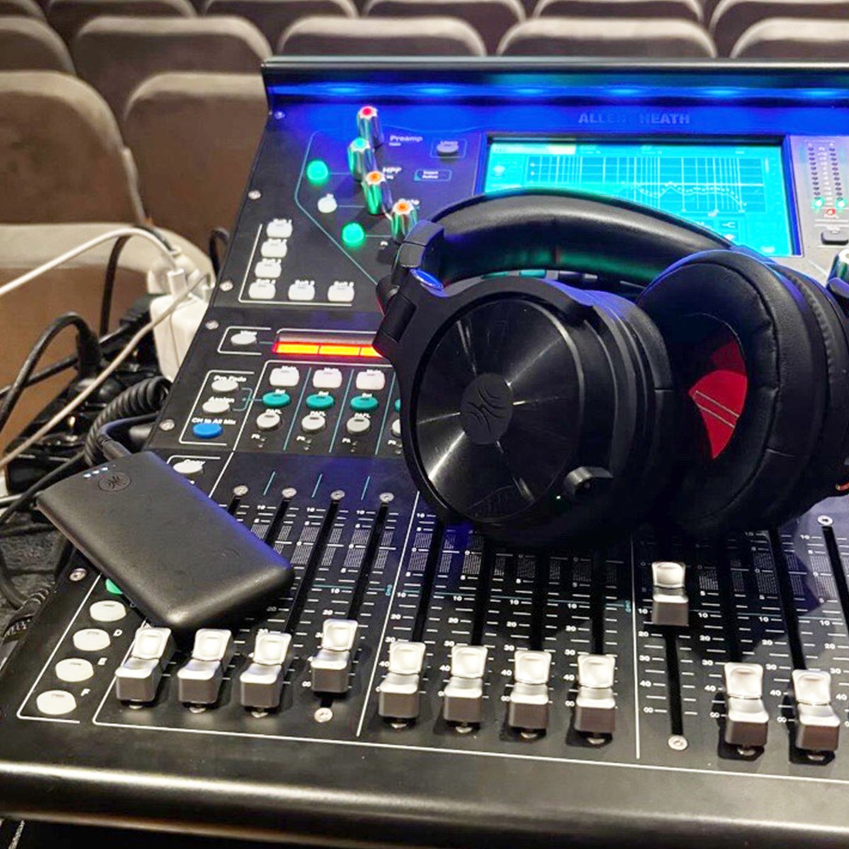 OneOdio_'s tweet image. OneOdio Studio Max 1: Hi-Res audio, ultra-low latency, 120h playtime, ergonomic 180° cups. 🎧 Wireless or wired, 🎤 dual-mic ENC, premium case. Perfect DJ performance.

📸 IG: @demoniakleo4117
-
-
-
#OneOdio #StudioMax1 #DJLife