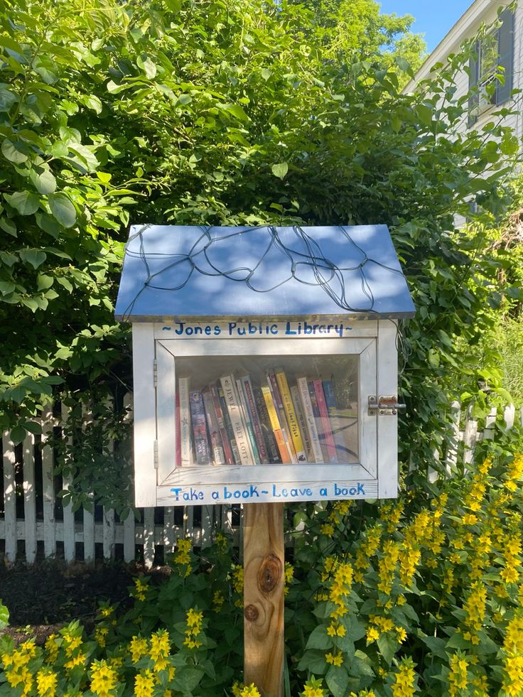 talya9646171863's tweet photo. Little library https://t.co/uYoEi0xAUB