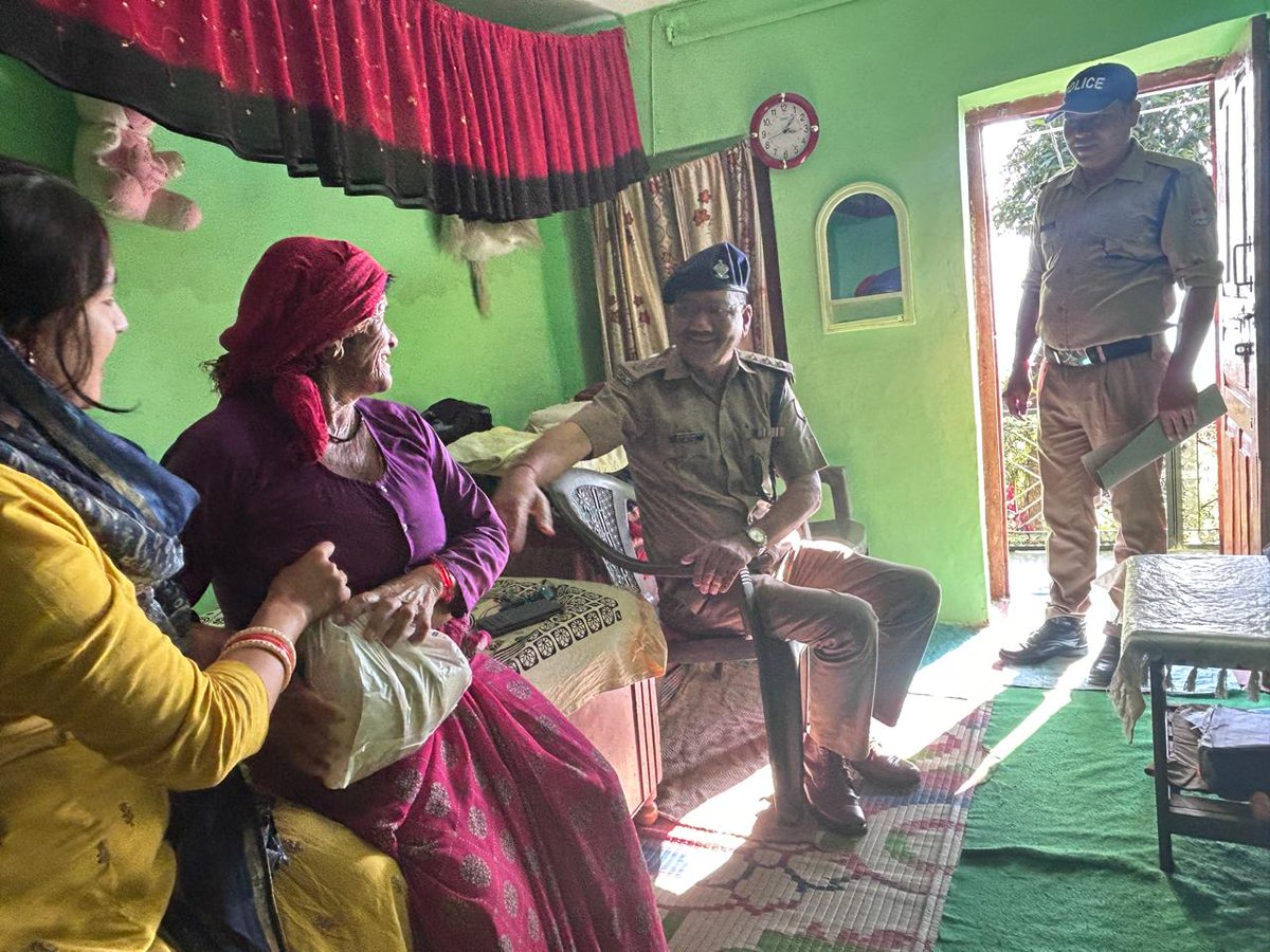 #RudraprayagPolice ने पुलिस स्मृति दिवस (21 Oct) से पूर्व
👮‍♂️शहीद जवानों के परिजनों से मिलकर जानी कुशलक्षेम
📝पेंशन, नौकरी व अन्य समस्याओं पर चर्चा कर समाधान का आश्वासन
🙏चिकित्सा प्रतिपूर्ति विवरण भेजने व पेंशनर्स गोष्ठी में शामिल होने का आग्रह
#PoliceMartyrs #UttarakhandPolice