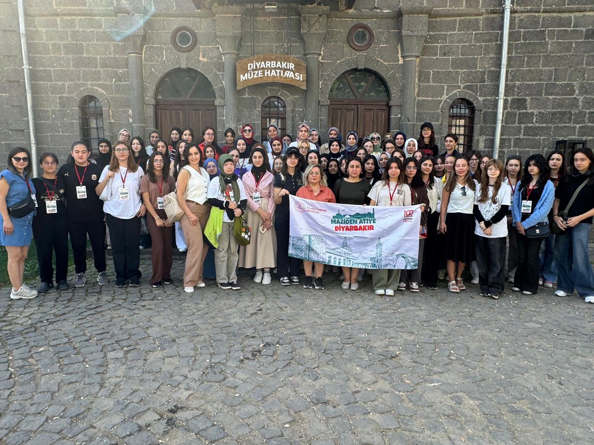 mtsoal_33's tweet photo. Türkiye Yüzyılında “Maziden Âtiye Diyarbakır” öğrenci programı kapsamında Mersin ilini temsilen öğrencimiz Zeynep Abak ve öğretmenimiz Emel Gündüz Akıncı Diyarbakır’da düzenlenen çalışmalara katılmıştır.

@tcmeb 
@mebmazidenatiye 
@fazilet_durmus
@MersinMEM
@toroslarmem

#mtsoal https://t.co/PS3XzR2nk5