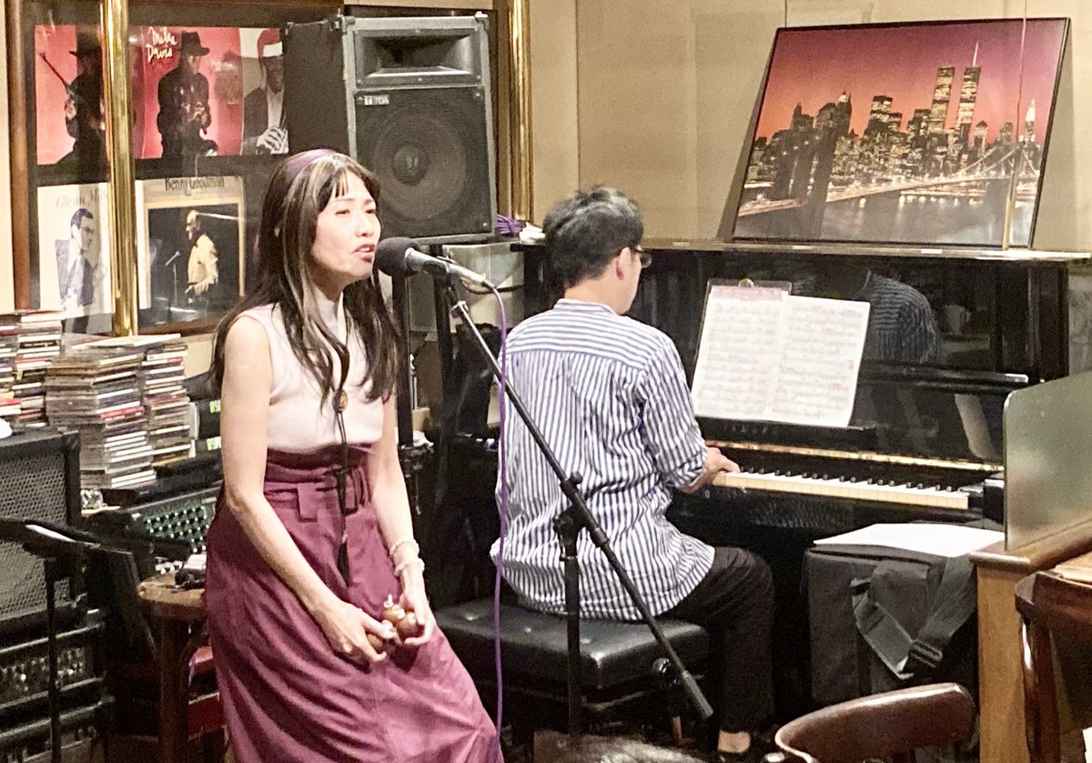 VgNGdDcehgLo6RZ's tweet photo. #萩尾しのLive
#千葉県市川市
#OdDiner
#diningJAZZbar
#萩尾しのコンサート
#朝ドラあんぱん最終回
#地元のLivehouse
#アンパンマンのマーチ
#バラードにアレンジ
#アンパンマンのマーチYouTube
↓
https://t.co/8vzs6bpW18
#奇数月の第四金曜日
#pianist山口コージ https://t.co/aRYMA1KBvn
