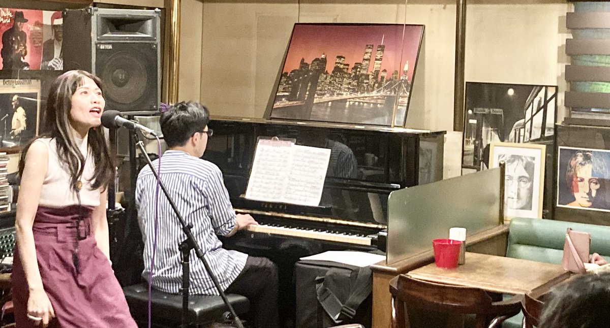 VgNGdDcehgLo6RZ's tweet photo. #萩尾しのLive
#千葉県市川市
#OdDiner
#diningJAZZbar
#萩尾しのコンサート
#朝ドラあんぱん最終回
#地元のLivehouse
#アンパンマンのマーチ
#バラードにアレンジ
#アンパンマンのマーチYouTube
↓
https://t.co/8vzs6bpW18
#奇数月の第四金曜日
#pianist山口コージ https://t.co/aRYMA1KBvn