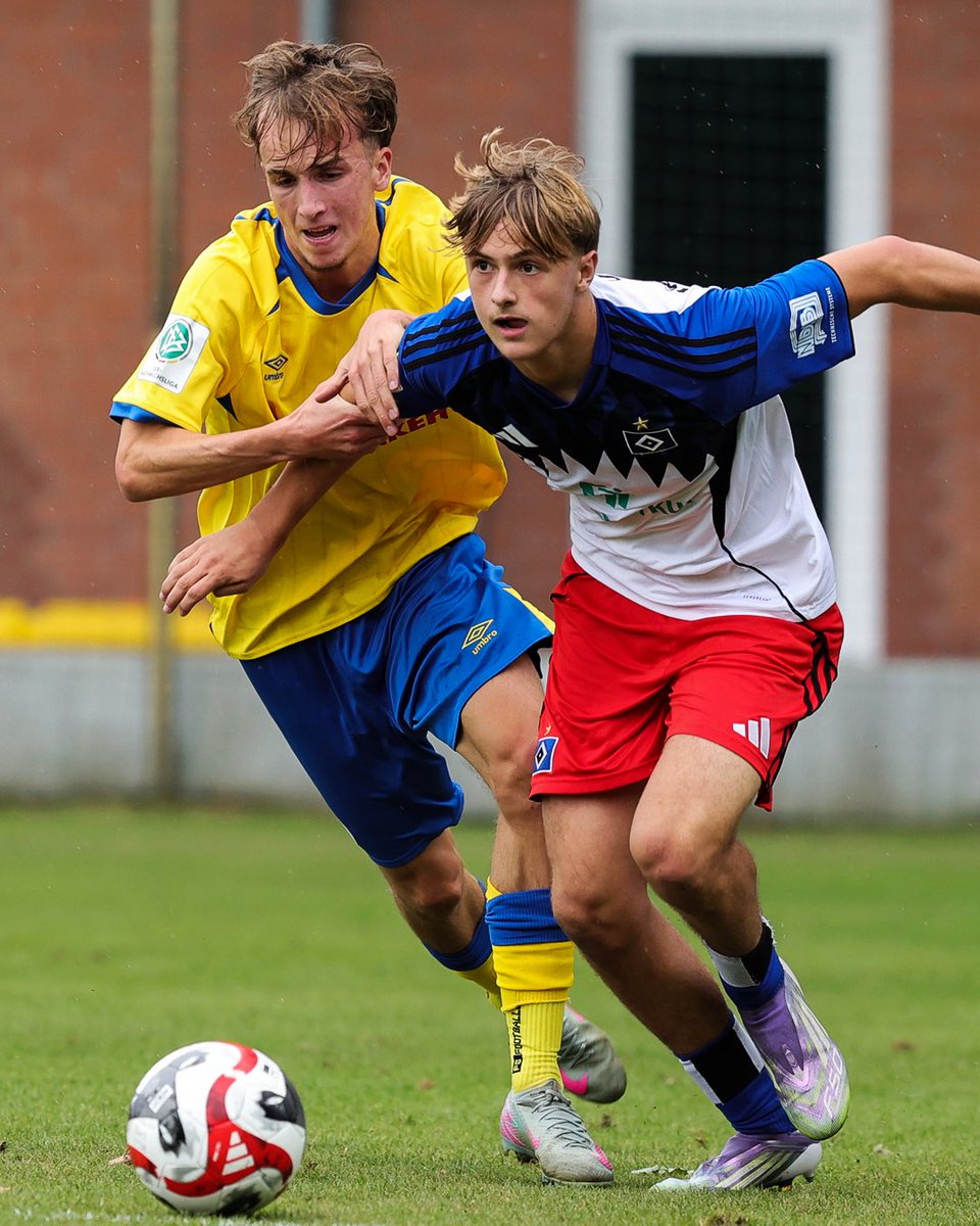 Seit 2023 läuft Louis #Lemke mit der Raute auf der Brust auf - und das bleibt auch in den kommenden Jahren so. 💪 Unsere Verantwortlichen haben den Vertrag mit unserem #U19-Spieler langfristig verlängert. ✍ Starkes Zeichen! 🔷

#nurderHSV #HSVYoungTalents

📸 Michael Schwarz (2)