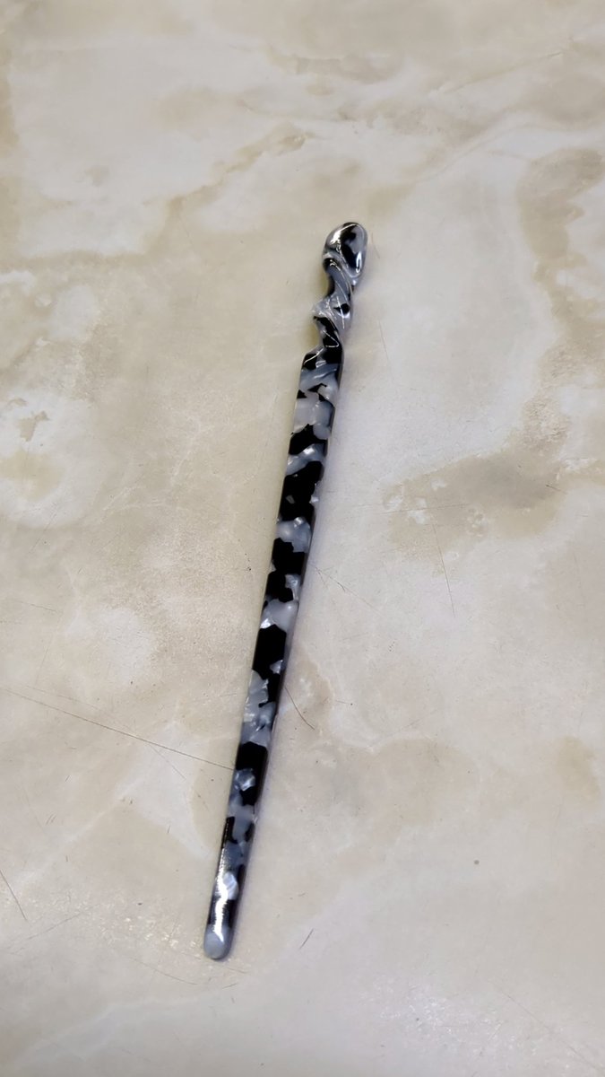 ん〜！
車の助手席の足元から　出てきた😳
誰かの落とし物　心当たりの人には聞いたけど　誰も違いますって🤣
誰の〜💦
心当たりの方　連絡ください😊
髪留め（簪）