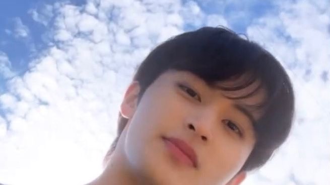 mark lee with sky ☁️🩵
