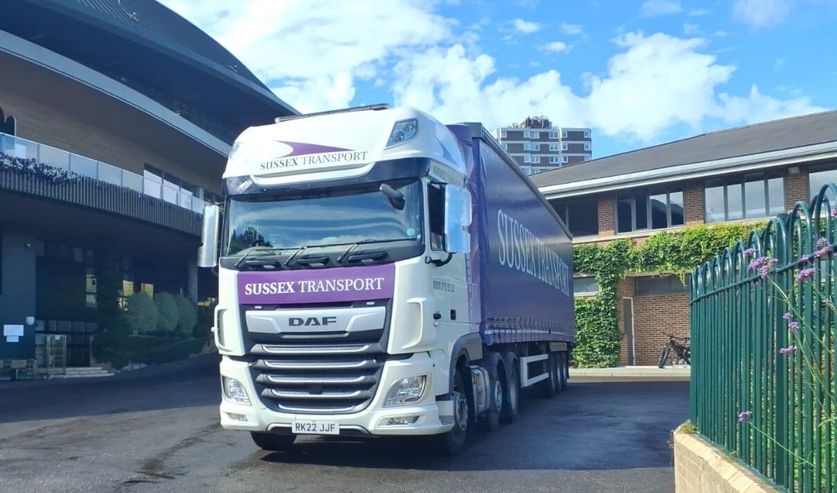 Throwback Thursday – Artics, Tennis and another delivery into London

Earlier this summer, our artic team were at the home of UK Tennis supporting logistics for one of London’s biggest sporting events, Wimbledon.  And it was lovely to see the team there branded their flowers for