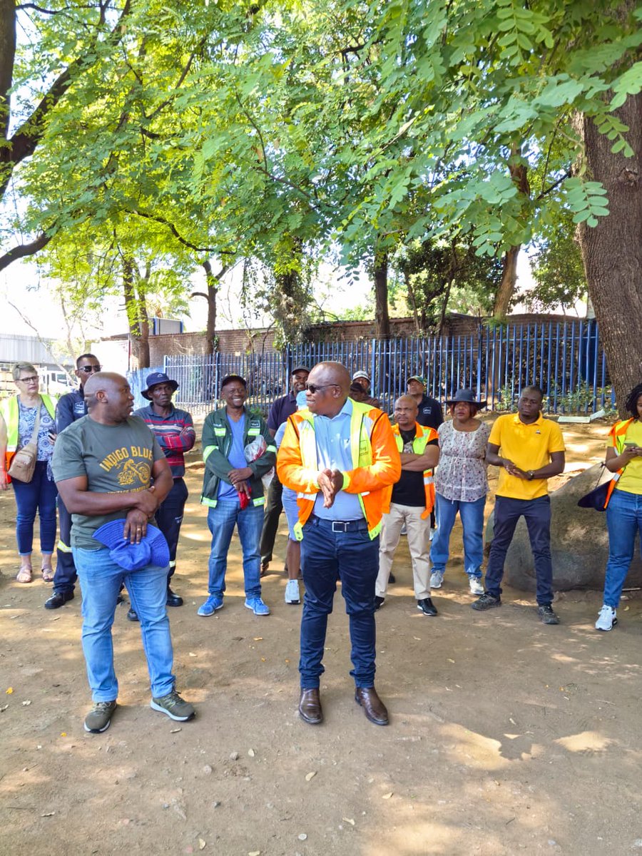 The High Impact Service Delivery Program is currently underway in Strijdom Park, Ward 104. The Regional Director and Ward Cllr are addressing teams before their deployment to various work sites.<a href="/CityofJoburgZA/">City of Joburg</a> <a href="/CRUM_CoJ/">Citizen Relationship & Urban Management</a> <a href="/DadaMorero/">Executive Mayor of the City Of Joburg</a> #JoburgReimagined