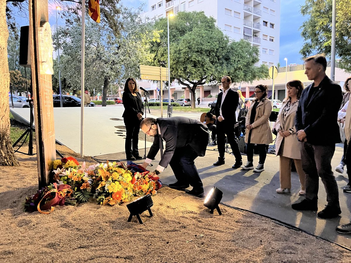 DBotePaz's tweet image. A la ofrena floral amb motiu del 85è aniversari de l’afusellament de Lluís Companys.
Memòria i dignitat