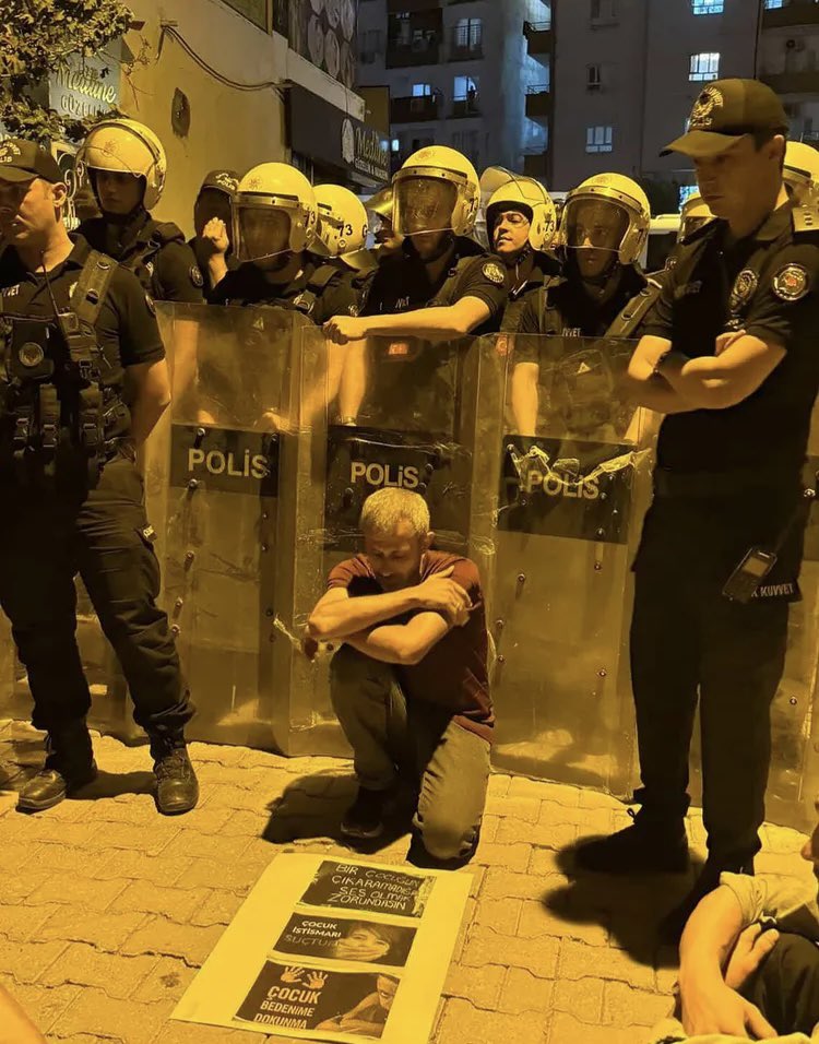 CİZRE’DE ÖĞRETMEN MESUT ASLAN ÖĞRENCİLERİ İÇİN ADALET NÖBETİNDE

2019 yılında Cizre Merkez Anadolu Lisesi’nde 43 öğrenciyi taciz eden müdür yardımcısı Burak Ercan’a verilen cezasızlık kararına karşı, adaletin yerini bulduğu, istismar ve tacizin cezasız kalmadığı, toplumun