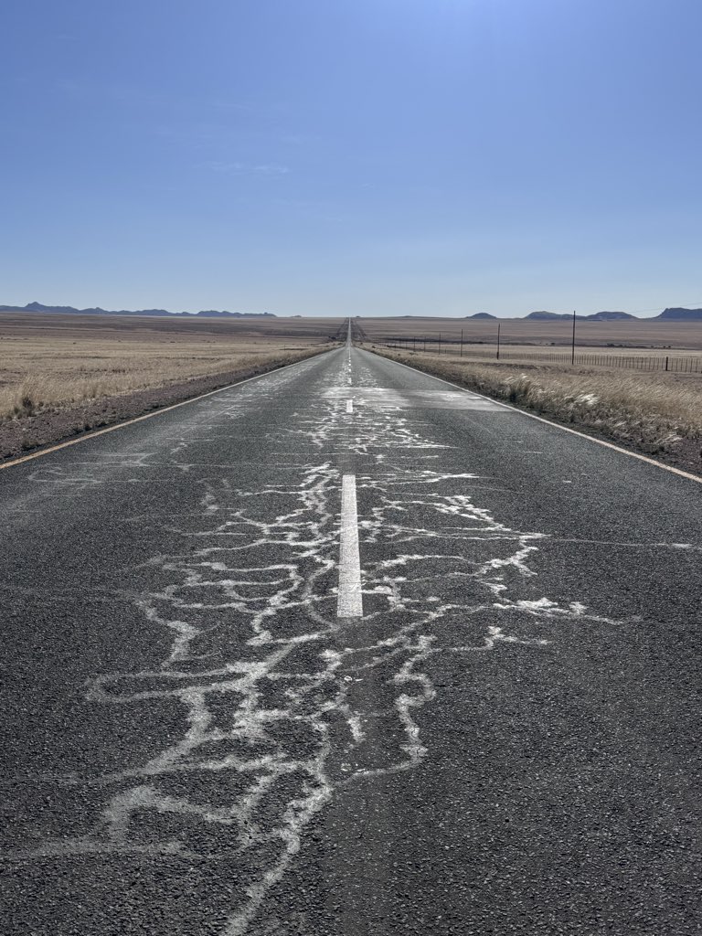 martinakarny's tweet image. Moments from yesterday… #Namibia #South #nature #road #mountains #desert #sunset