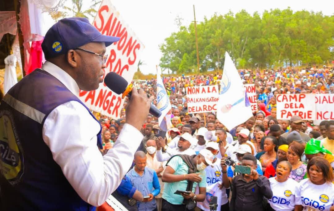 L'ECiDé poursuit sa vulgarisation  des valeurs patriotiques conformément à l'art.63 de notre Const. 
Peuple de Sanga Mamba, soyez nombreux. C'est pas parce que les petits poussins sont abandonnés par leur mère qu'ils vont se jeter dans les ailes de l'Épervier comme leur Tante.