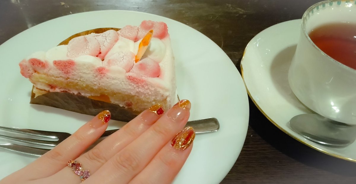 rem4696nekokke2's tweet photo. ３丁目の猫集会さま(@chima_neil)のネイルチップでアフタヌーンティー!🥰
今年残りわずかでやっと!　素敵なネイルが似合うお店でゆっくりお茶できました(*˘︶˘*).｡.:*♡ https://t.co/LxIDMgAjhZ