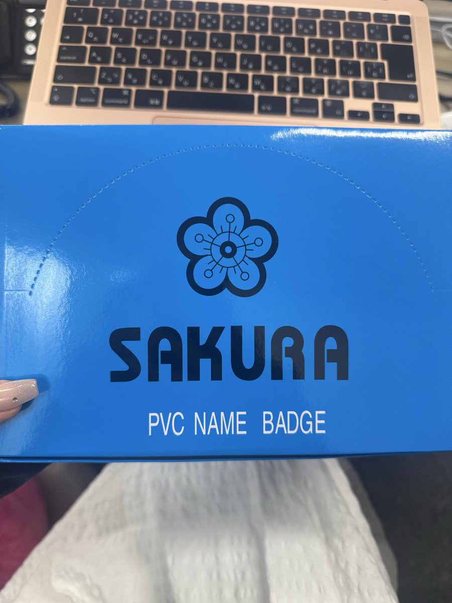 デスクに置かれてて、
名前入りのプレゼント(チョコレート)かと思ったら違った😅😅