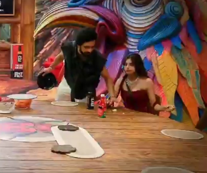 nomoretanha's tweet photo. Amaal threw food from farhana's plate still she's not playing sympathy card like amaal would have done 

Such a childish act from amaal and Farhana is so mature that she doesn't give a fuck about this cheap behaviour of amaal.

#BiggBoss19 #FarrhanaBhatt https://t.co/J3Hd8qYb57