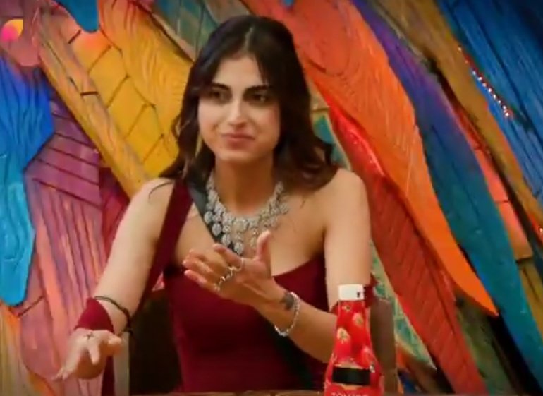 nomoretanha's tweet photo. Amaal threw food from farhana's plate still she's not playing sympathy card like amaal would have done 

Such a childish act from amaal and Farhana is so mature that she doesn't give a fuck about this cheap behaviour of amaal.

#BiggBoss19 #FarrhanaBhatt https://t.co/J3Hd8qYb57