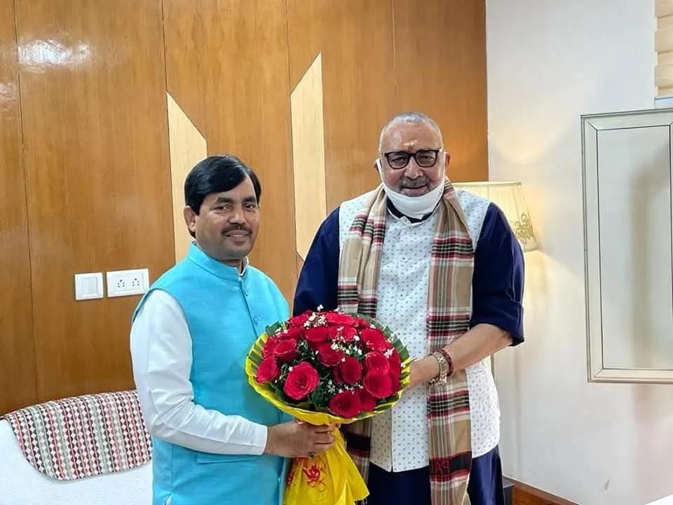 कभी बीजेपी के चमकते सितारे पूर्व सांसद शाहनवाज हुसैन का सियासी भविष्य अब अंधेरे में है।

बीजेपी ने शाहनवाज हुसैन को किशनगंज सीट से टिकट दिया था लेकिन शाहनवाज ने लड़ने से मना कर दिया है।

गिरिराज सिंह की आवाज भी नही गूंज रही है, शायद बीजेपी ने दोनो का सियासी करियर खत्म कर दिया है।