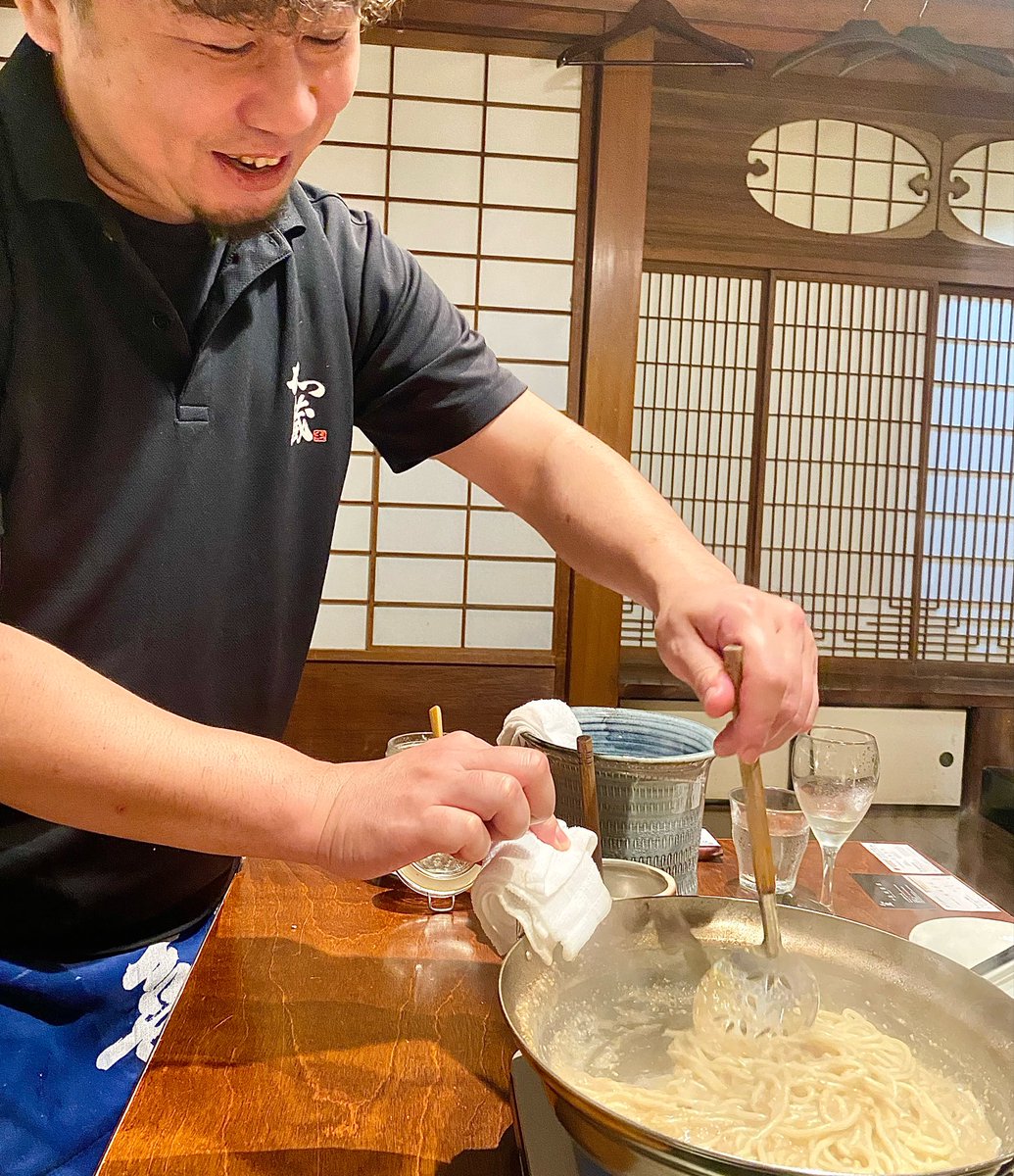 店主ジョーです😊
昨日は初めてご来店いただいたお客様の前で久しぶりに〆のごまちゃんぽんを作らせていただきました😁普段は厨房にいることが多いのですが、スタッフの数が少ないので必要な場合はお客様のお部屋に行くことも…。アルバイト大募集中です！お問い合わせお待ちしてます🙏