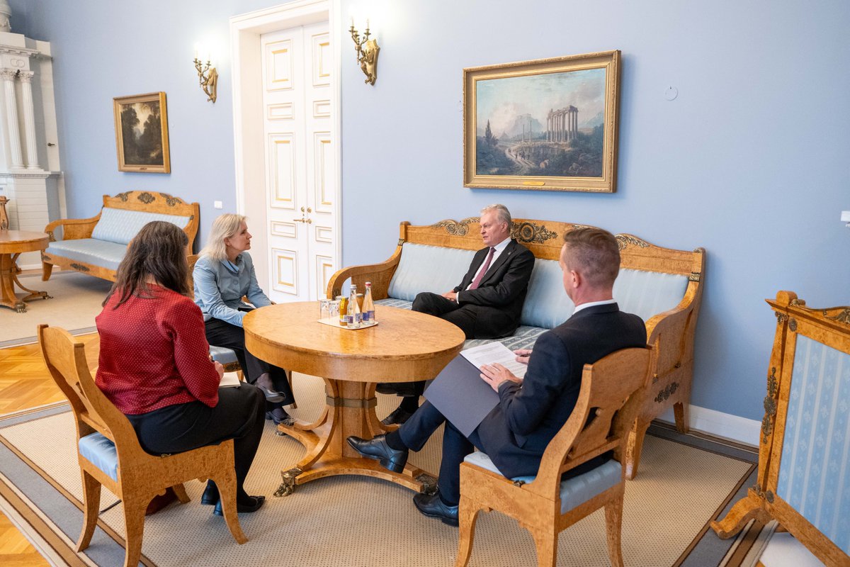 On October 15, Ambassador Zobrist Rentenaar was honoured to present her credentials to H.E. President Nausėda as the Swiss Ambassador to Lithuania.
We are looking forward to further strengthening the excellent relations between 🇱🇹 and 🇨🇭. Ačiū!

📸: Robertas Dačkus