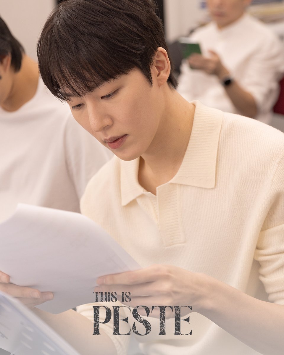 spotlightent_s's tweet photo. #뮤지컬페스트 #페스트 #콘서트 #PESTE

연습 사진 공개 #01

ＣＯＴＴＡＲＤ
코타르 원태민 
𝐓𝐇𝐈𝐒 𝐈𝐒 𝐏𝐄𝐒𝐓𝐄

📌 예매  : 티켓링크 단독 
📅 2025.10.31 – 11.2  연세대 대강당  

#원태민 #PESTE https://t.co/u7Fh81nNYi