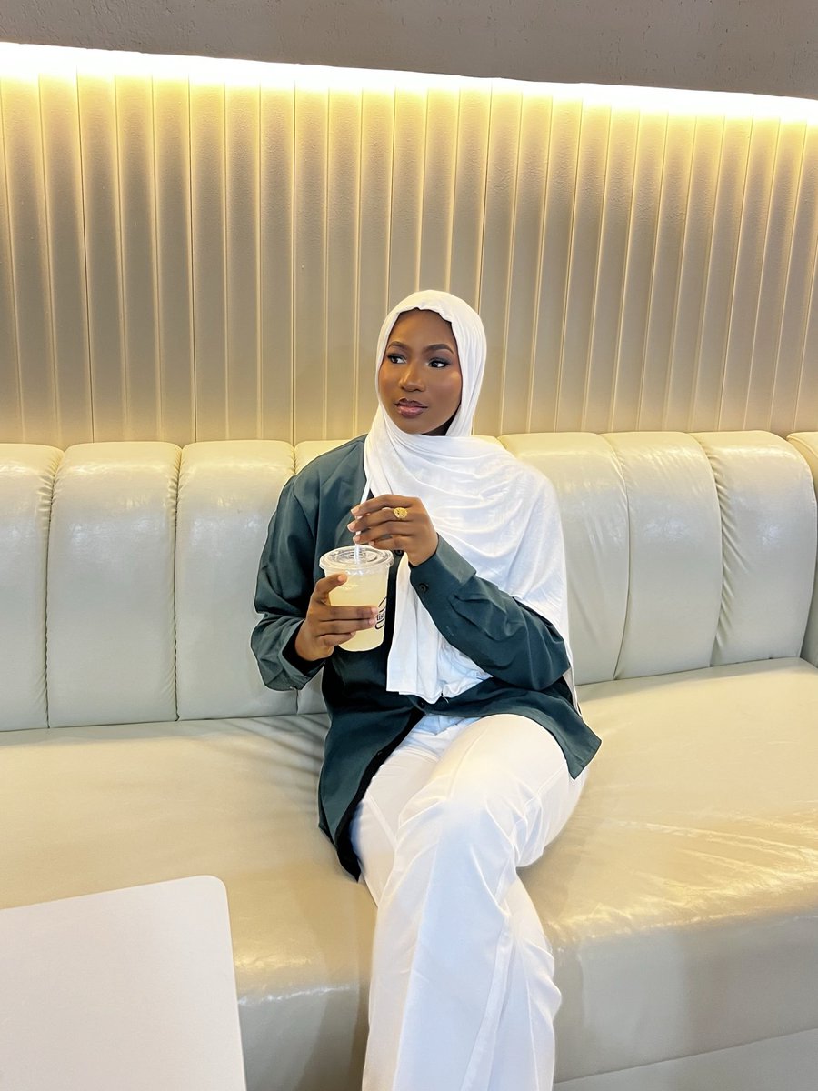 Abidoye_Zainab's tweet image. First pictures as an author 😝☁️🎧💕