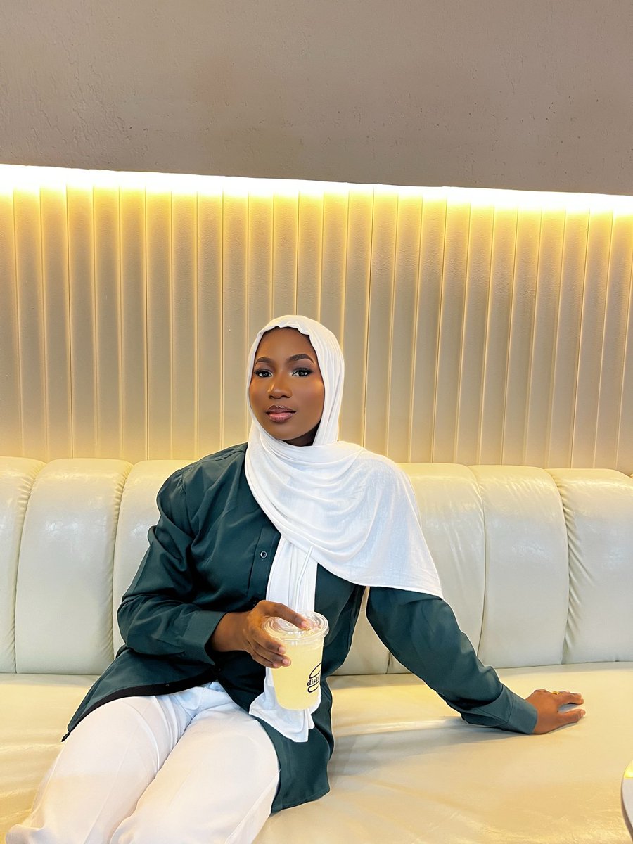 Abidoye_Zainab's tweet image. First pictures as an author 😝☁️🎧💕