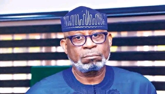 Blueprint_ng's tweet image. Minister Dele Alake says schools charging fees in foreign currencies should be shut down! 🚫💸

He described it as “unpatriotic” and harmful to Nigeria’s economy, urging all schools to accept only the naira. 

#DeleAlake #Education #Nigeria #Schools #Economy #Policy #NaijaNews