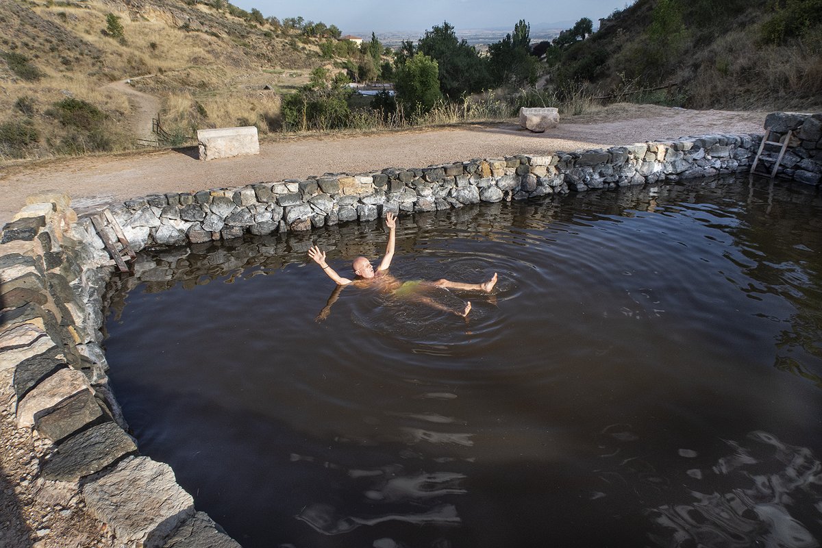 FLOTAR EN LAS SALINAS
En las salinas de Poza de la Sal, donde se embalsaba la salmuera antes de ser distribuida por las eras, la concentración de sal es tan elevada que es imposible hundirse en el agua, igual que si nos estuviésemos bañando en el Mar Muerto.
Una experiencia única