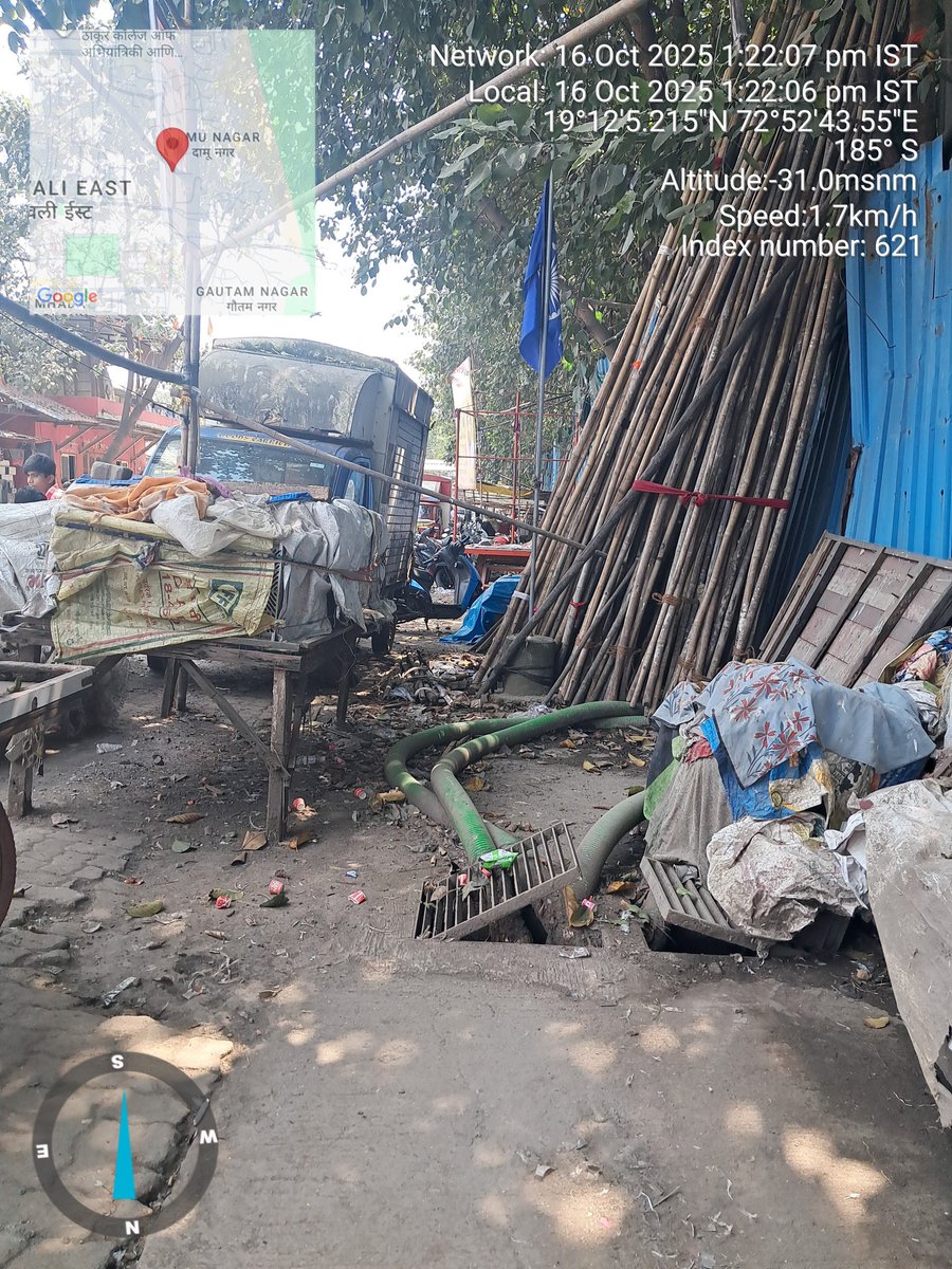 siddharthkale2's tweet image. महिंद्रा कंपाऊंड दामू नगर मयुर मार्केट,आपला विश्वास मेडीकल समोर कांदिवली पूर्व मुंबई.मुख्य रहदारीच्या रस्त्यावर लाकडी बाकडे टाकून अतिक्रम होत आहे.या मुळे रस्त्यावरील नागरिक व वाहनांना रहदारी कार्यासाठी मोठा त्रास सहन करावा लागत आहे.मुख्य रस्त्यावर बाकडे,@mybmc @CPMumbaiPolice