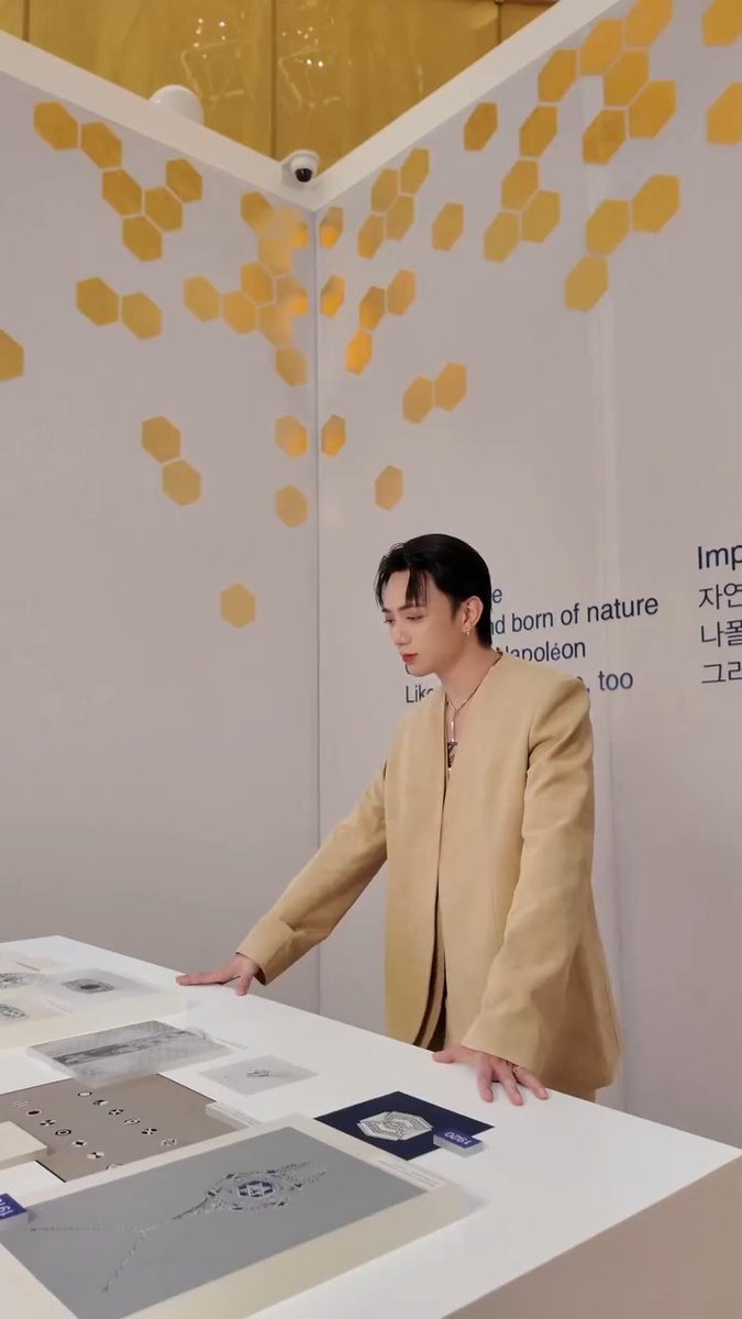 SbssTeam's tweet photo. Tổng tài ngắm nhìn trang sức

SOOBIN AT BEE DE CHAUMET POP-UP 
#SOOBINxCHAUMET 
#SOOBIN @Chaumet https://t.co/dQuiLbvCbt