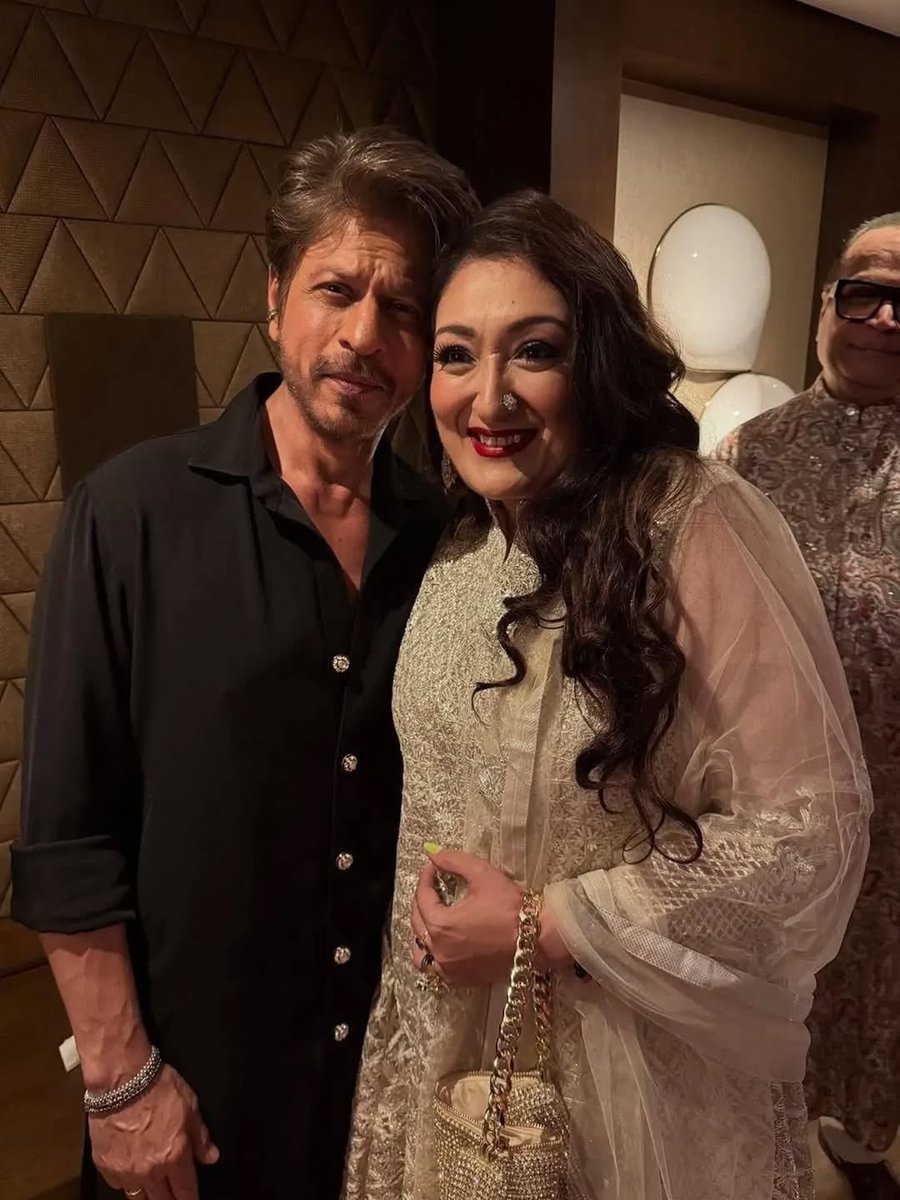 indiaforums's tweet photo. Sunita Ahuja couldnβt resist sneaking a selfie with Shah Rukh Khan at Ramesh Tauraniβs Diwali bash! Her smile says it all
.
.
.
#SunitaAhuja #ShahRukhKhan #DiwaliBash #RameshTaurani #SelfieGoals #BollywoodCelebs #CelebrityMoments #StarStruck #GlamNight #IndiaForums https://t.co/nc79RqG3C8