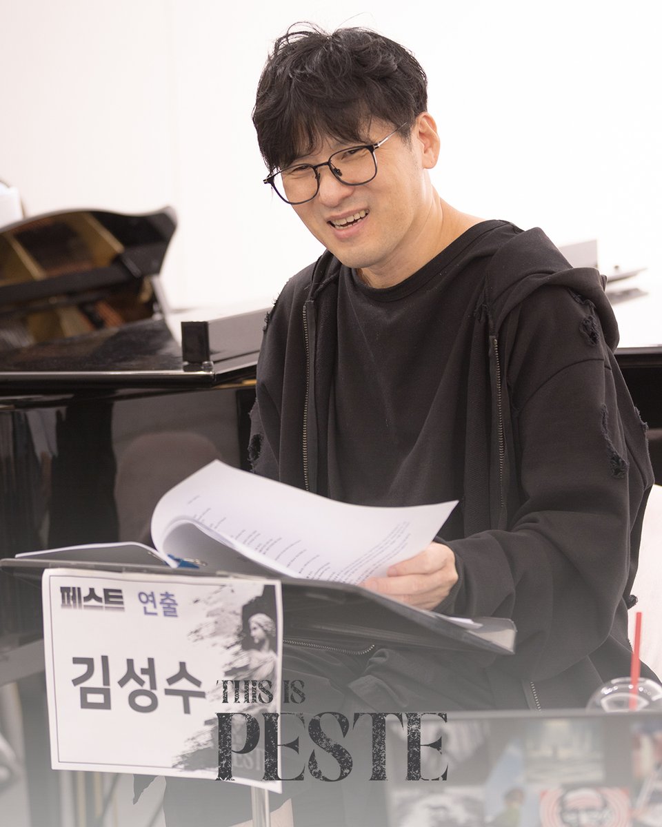 spotlightent_s's tweet photo. #뮤지컬페스트 #페스트 #콘서트 #PESTE

연습 사진 공개 #01

김성수 ( I B J A) 
𝐓𝐇𝐈𝐒 𝐈𝐒 𝐏𝐄𝐒𝐓𝐄

📌 예매  : 티켓링크 단독 
📅 2025.10.31 – 11.2  연세대 대강당 https://t.co/ZeanboSZvn