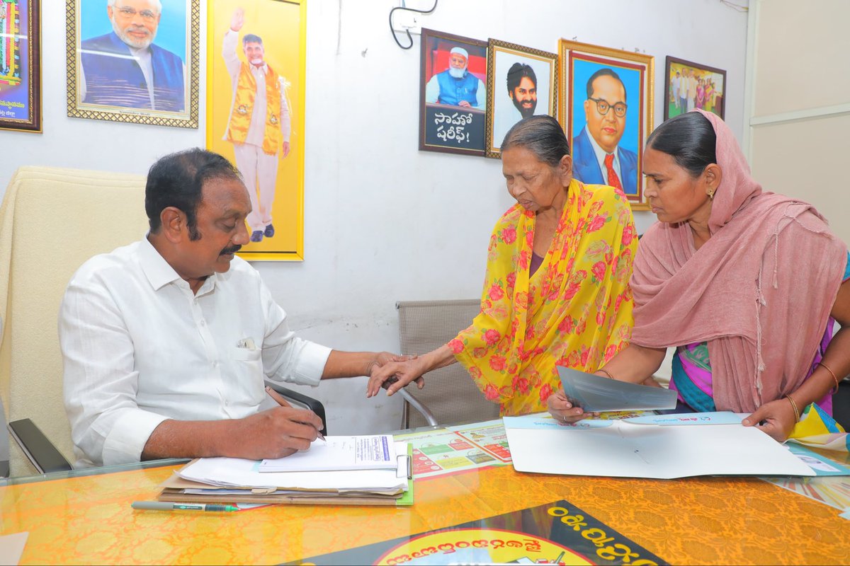 Dr_Chadalavada's tweet photo. TDP పార్టీ ఆఫీస్లో ప్రజా సమస్యల పరిష్కారంలో కార్యకలాపాలు సాగుతున్నాయి. మీ సమస్యల కోసం ఎల్లప్పుడూ అందుబాటులో ఉంటాను
#Narasaraopet #PublicService #PartyOffice #GrievanceRedressal #CitizenFirst #ServingThePeople #AlwaysAvailable https://t.co/bNZ03XKijU