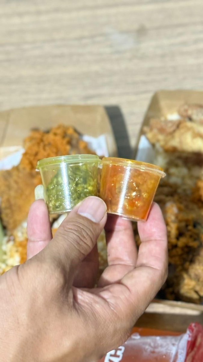 Nyobain salah satu menu di <a href="/unochicken_id/">UNO CHICKEN</a> yakni ayam goreng krispi + kulit goreng tepung. Mantep banget rasanya, dan yg jelas dagingnya guedeee banget. Aku ambil yg dada btw. Terdapat 2 varian sambal, bawang sama hijau. Keduanya sama2 pedes nampol. 

Wajib cobain guys!!