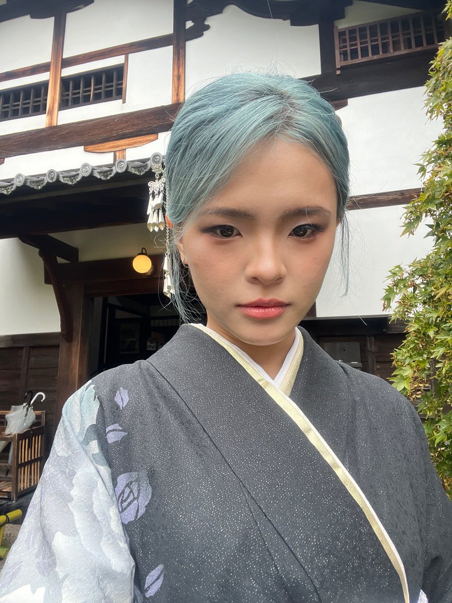 這輩子妝沒這麼濃過 https://t.co/vPauxeW1dJ
