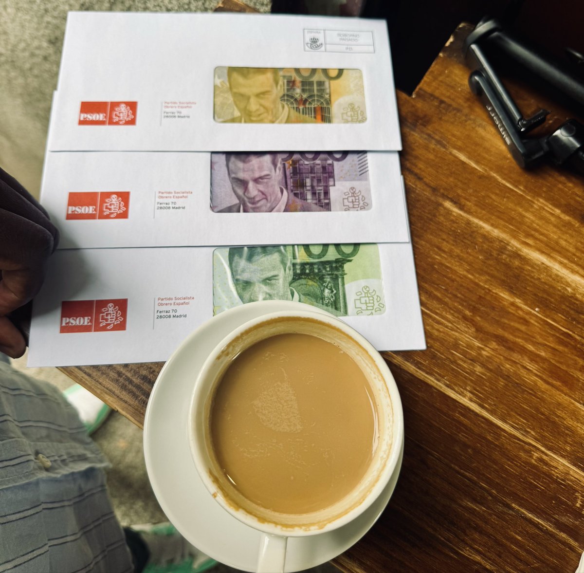 Bertrand Ndongo (@bertrandmyd) on Twitter photo Un café no sabe igual cuando acabas de salir de la sede del PSOE con tus sobres de lechugas, chistorras y folios.
Buenísimo, <a href="/hazteoir/">HazteOir.org</a> Un café no sabe igual cuando acabas de salir de la sede del PSOE con tus sobres de lechugas, chistorras y folios.
Buenísimo, <a href="/hazteoir/">HazteOir.org</a>