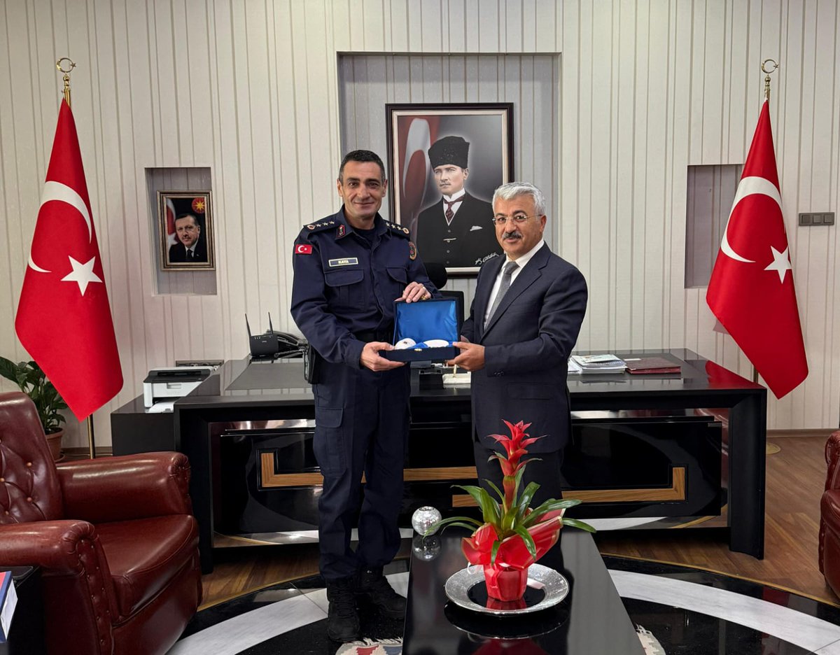 Afyon İl Jandarma Komutanından Makama Ziyaret…

Afyonkarahisar İl Jandarma Komutanı J.Kd.Albay Murat KAYA, Kaymakamımız Dr. Mustafa YİĞİT’i makamında ziyarette bulunarak hediye takdim etti.

Dünyanın Orta Noktası; Akşehir!