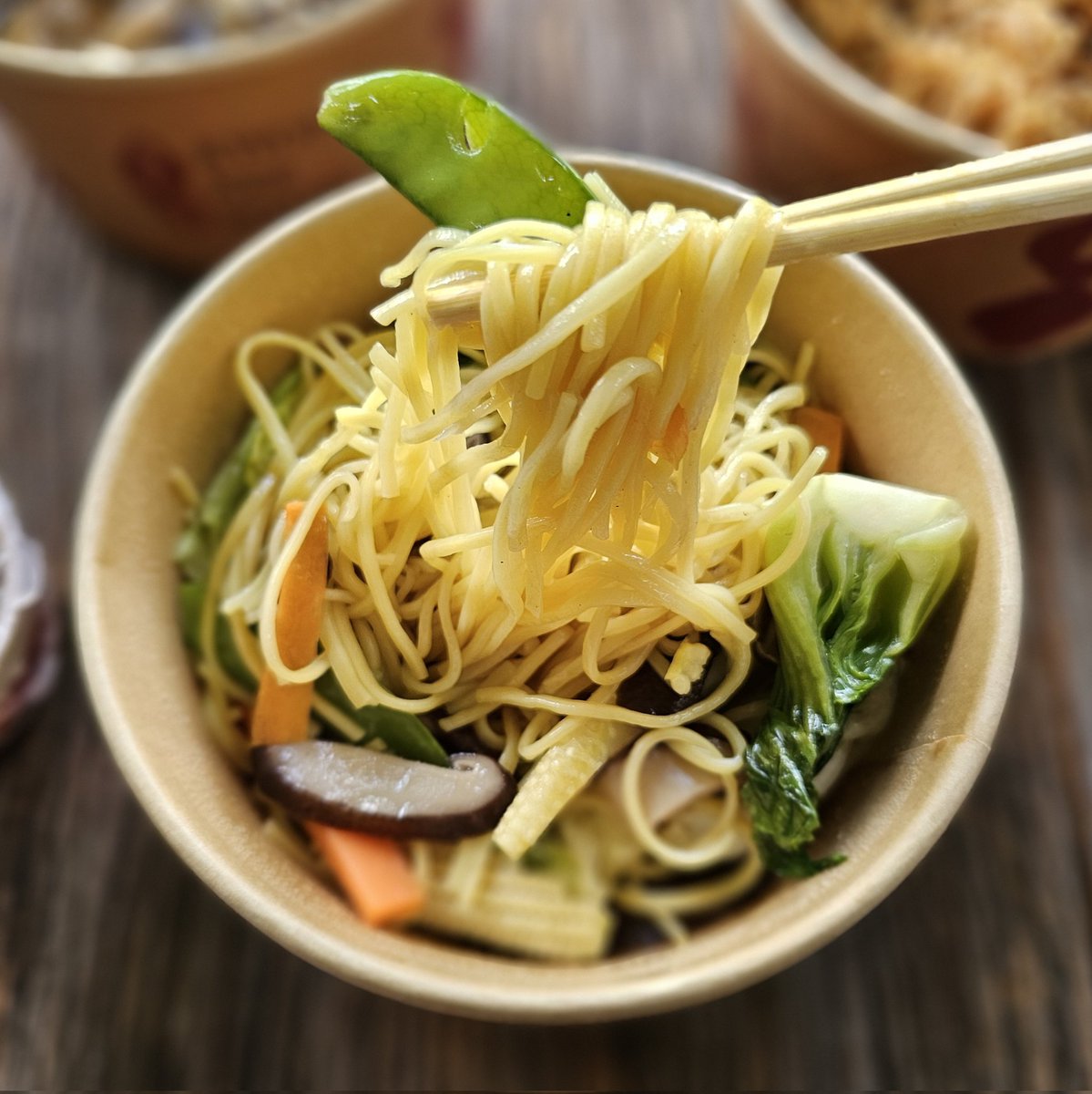 รีวิวผัดหมี่ซั่วมงคลเจ เส้นเนียวนุ่มอร่อยรสชาติอร่อยเค็มนำ ให้คะแนนเต็มเลยคือไม่มันเกินไปปกติกินผัดหมี่ซั่วส่วนมากเจอแต่ติดมันเกินเลยเลี่ยน ทางร้านผัดได้กำลังดีอร่อยมาก 🥢

#KwongKeeRoast
#KwongKeeRoastReturns