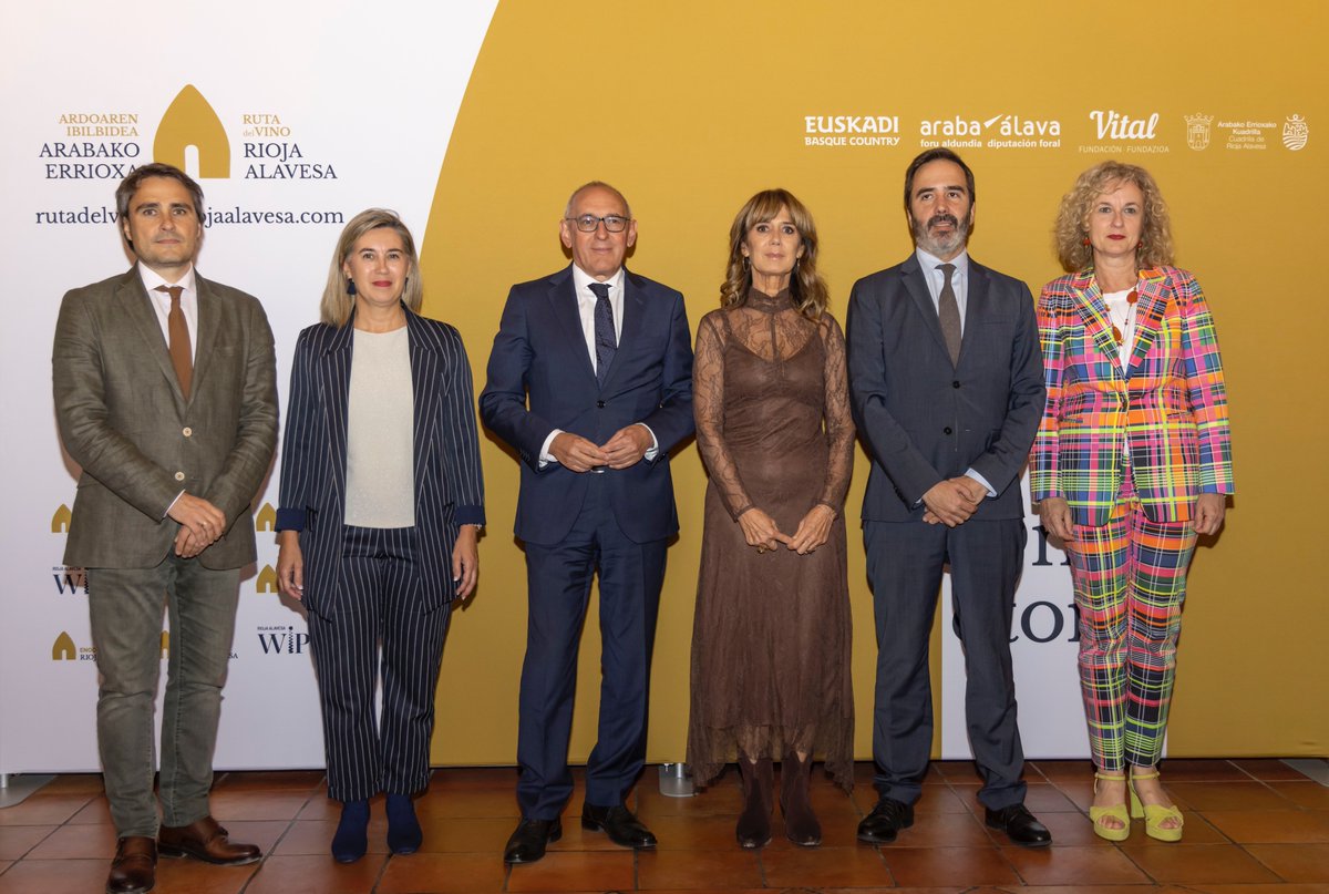RiojaAlavesa's tweet photo. Celebramos 20 años de trayectoria, dos décadas impulsando el desarrollo turístico, enogastronómico y patrimonial de esta comarca.

💛 Gracias a todas las personas y entidades que habéis hecho posible este camino. Seguimos avanzando 💪
#20AñosRVRA #RiojaAlavesa https://t.co/jQ87rRxve2