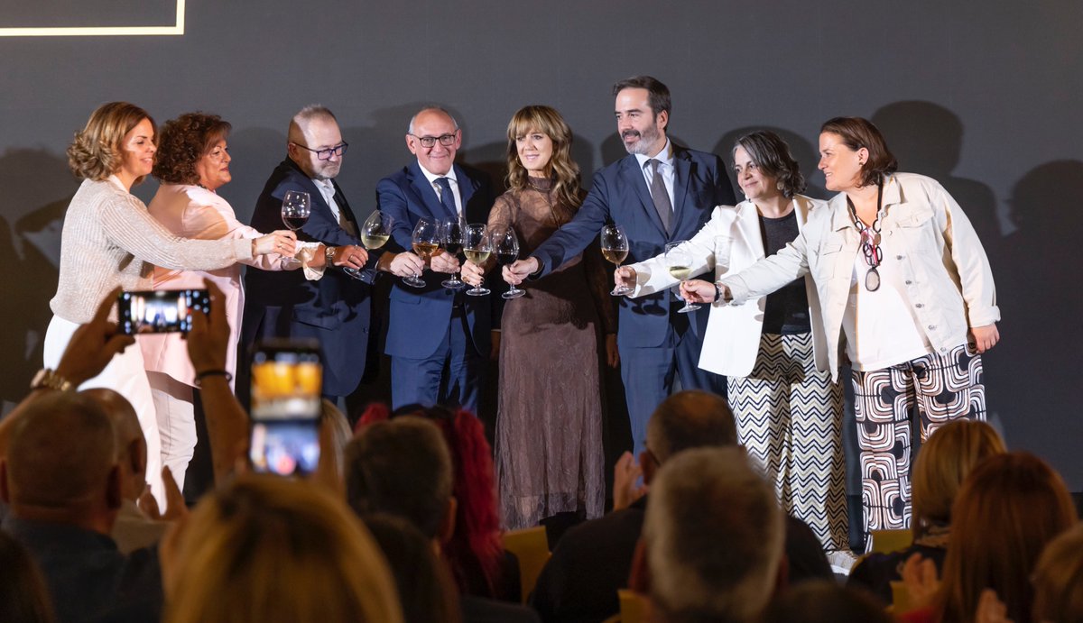 RiojaAlavesa's tweet photo. Celebramos 20 años de trayectoria, dos décadas impulsando el desarrollo turístico, enogastronómico y patrimonial de esta comarca.

💛 Gracias a todas las personas y entidades que habéis hecho posible este camino. Seguimos avanzando 💪
#20AñosRVRA #RiojaAlavesa https://t.co/jQ87rRxve2