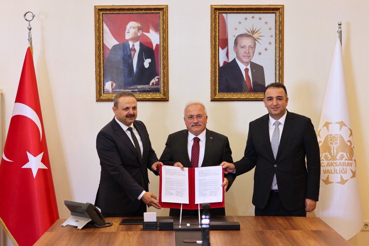 Yüzlerce öğrencinin istihdam
edilerek, iş disiplini kazanacağı ve hayata daha güçlü hazırlanacağı İŞKUR Gençlik Programı,
Valimiz Sn.<a href="/malikumbuzoglu/">Mehmet Ali Kumbuzoğlu</a>,
ASÜ Rektörü Prof.Dr.Alpay Arıbaş ve İŞKUR İl Müdürü Sn.Mahmut Akkuş’un katıldığı Protokol İmza Töreni ile hayata geçirildi.