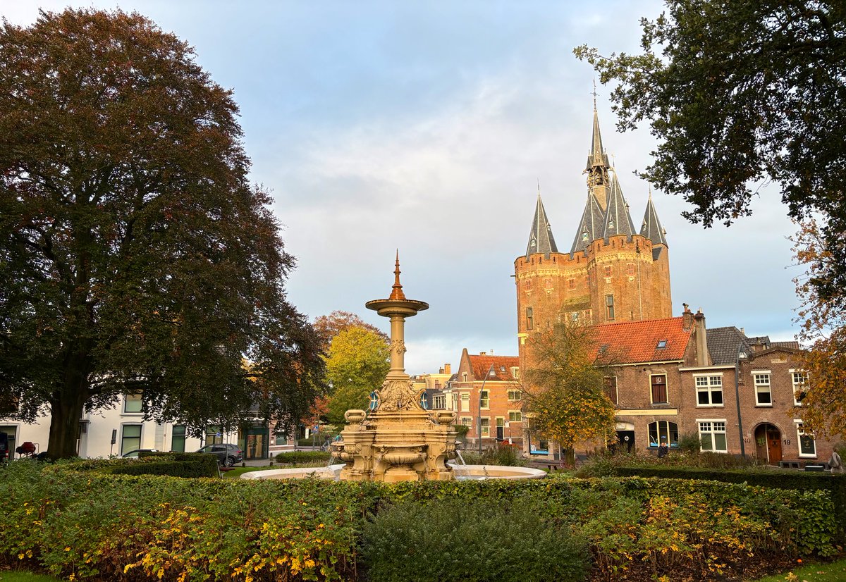 Mpvanderwal's tweet photo. Late dienst vandaag en vergeten om mijn wekker om te zetten, rondje Zwolle centrum met herfstkleuren gewandeld 🍁
De Sassenpoort, de Peperbus en de stadsgracht te Zwolle.
Echt prachtig al die kleuren 😊
#Zwolle #Sassenpoort #Peperbus https://t.co/VzG1ifpsq3