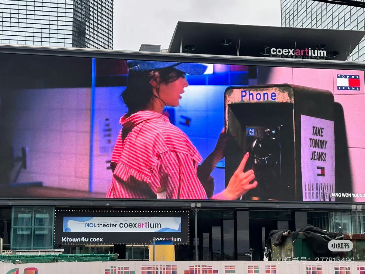 【News】251016 
An outdoor advertisement for Wonyoung's Tommy Jeans.