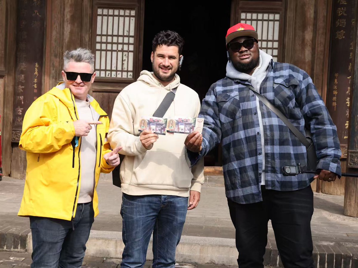 ShanxiDaily's tweet image. 在平遥双林寺，寺中的唐槐、宋碑、彩塑、壁画，吸引外籍博主频频驻足，拍照留念。寺内数以千计的艺术珍品，每一件都凝聚着时光的沉淀，让人流连于这一场穿越千年的视觉盛宴。
#DiscoverShanxi
#AncientChineseArchitecture
@zhang_heqing @xuejianosaka @SpokespersonCHN